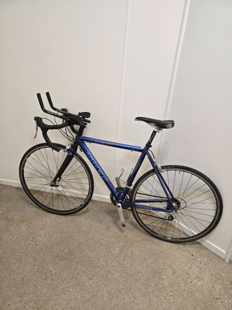 Blue Trek 1000 Road Bike, M – Sports Circle