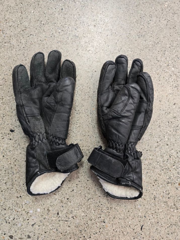 Black Suska Ski Gloves