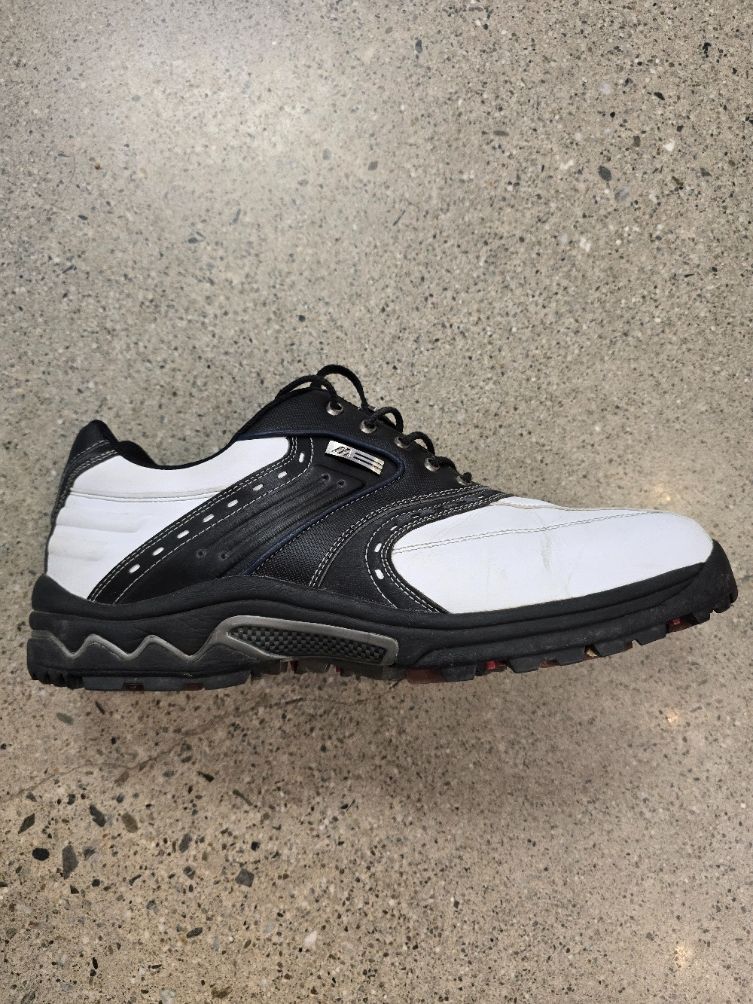 black/white Mizuno Men’s golf shoes, EU 42 (26.5 cm)