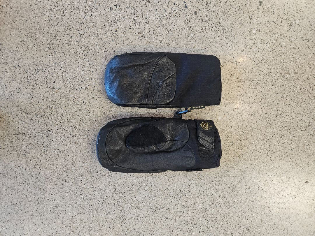 Black Pow Gore-Tex Mitts, Medium