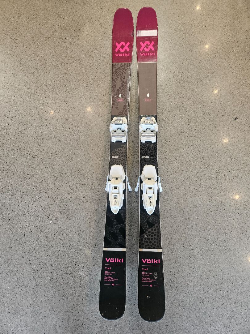 Black Völkl Yumi, 147 cm