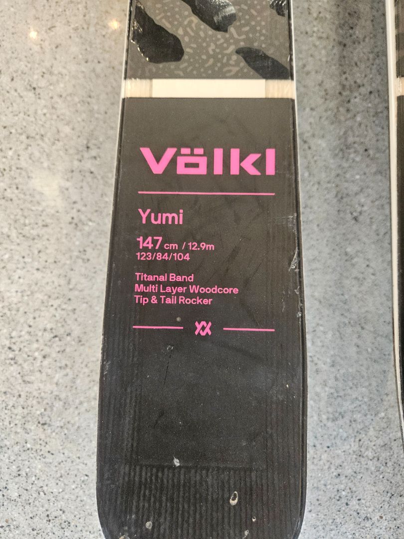Black Völkl Yumi, 147 cm