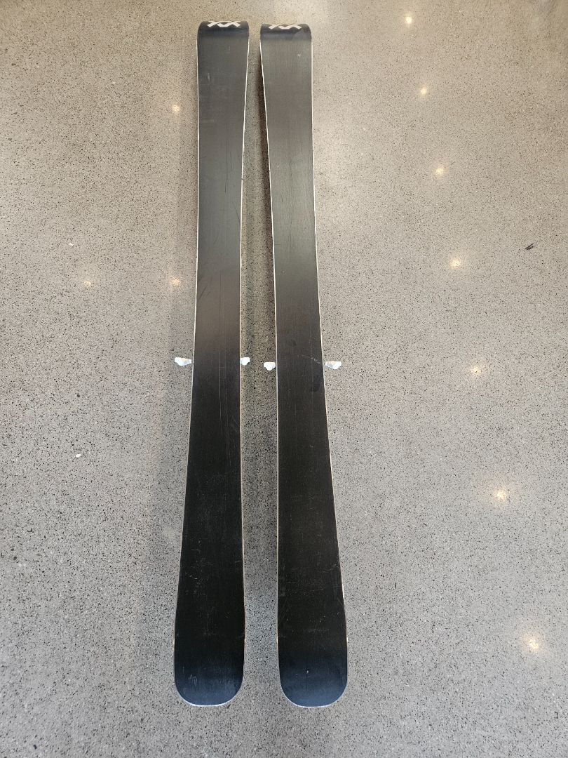 Black Völkl Yumi, 147 cm
