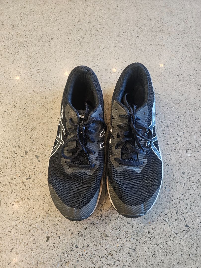 Black ASICS GT-1000, EU 39