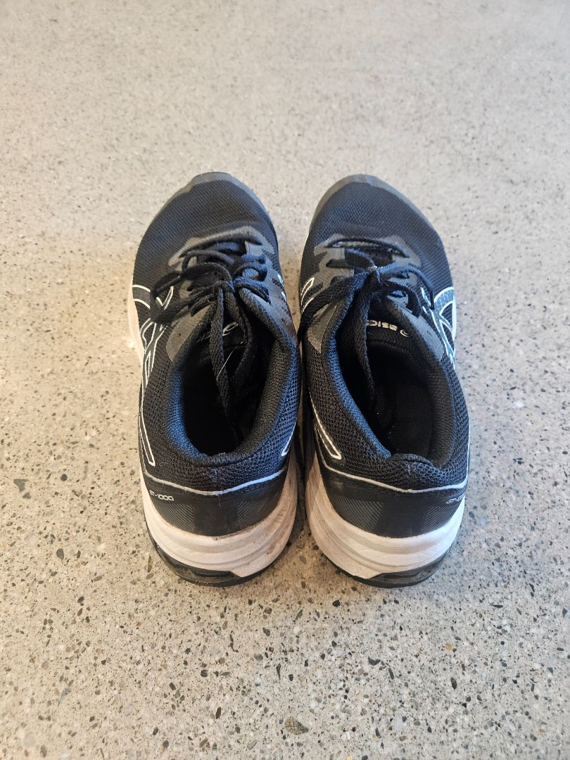 Black ASICS GT-1000, EU 39