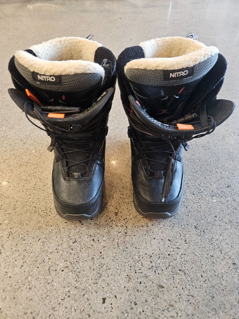 Black Nitro Cloud 9 Boots, MP 24