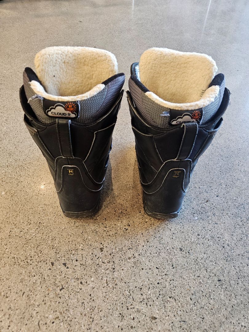 Black Nitro Cloud 9 Boots, MP 24