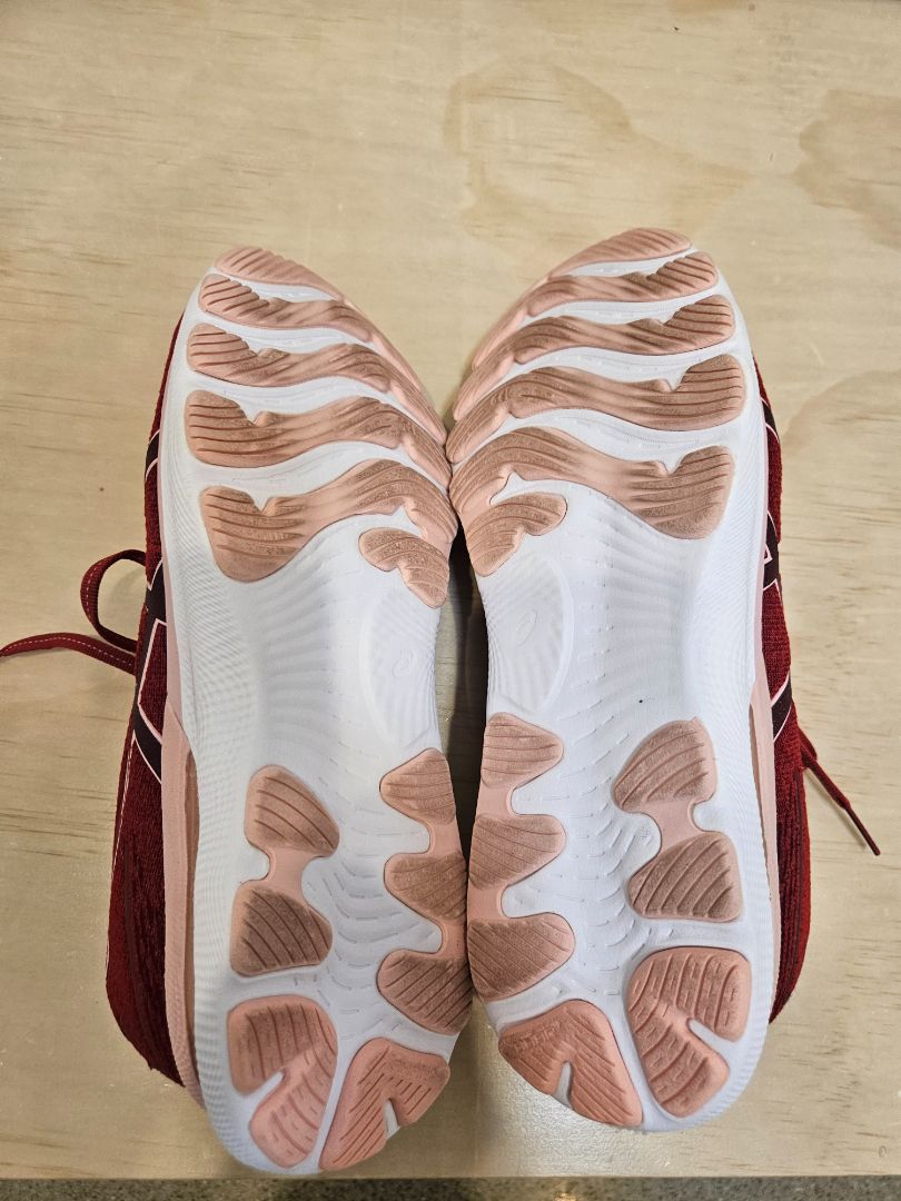 Red ASICS Gel-Nimbus 24, EU 42