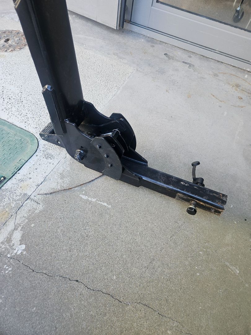 Black Yakima HangOver 6, 6-bike / 2 in hitch