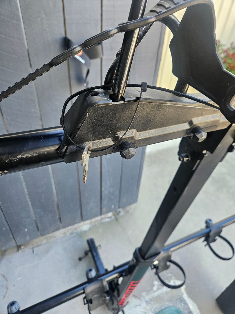 Black Yakima HangOver 6, 6-bike / 2 in hitch