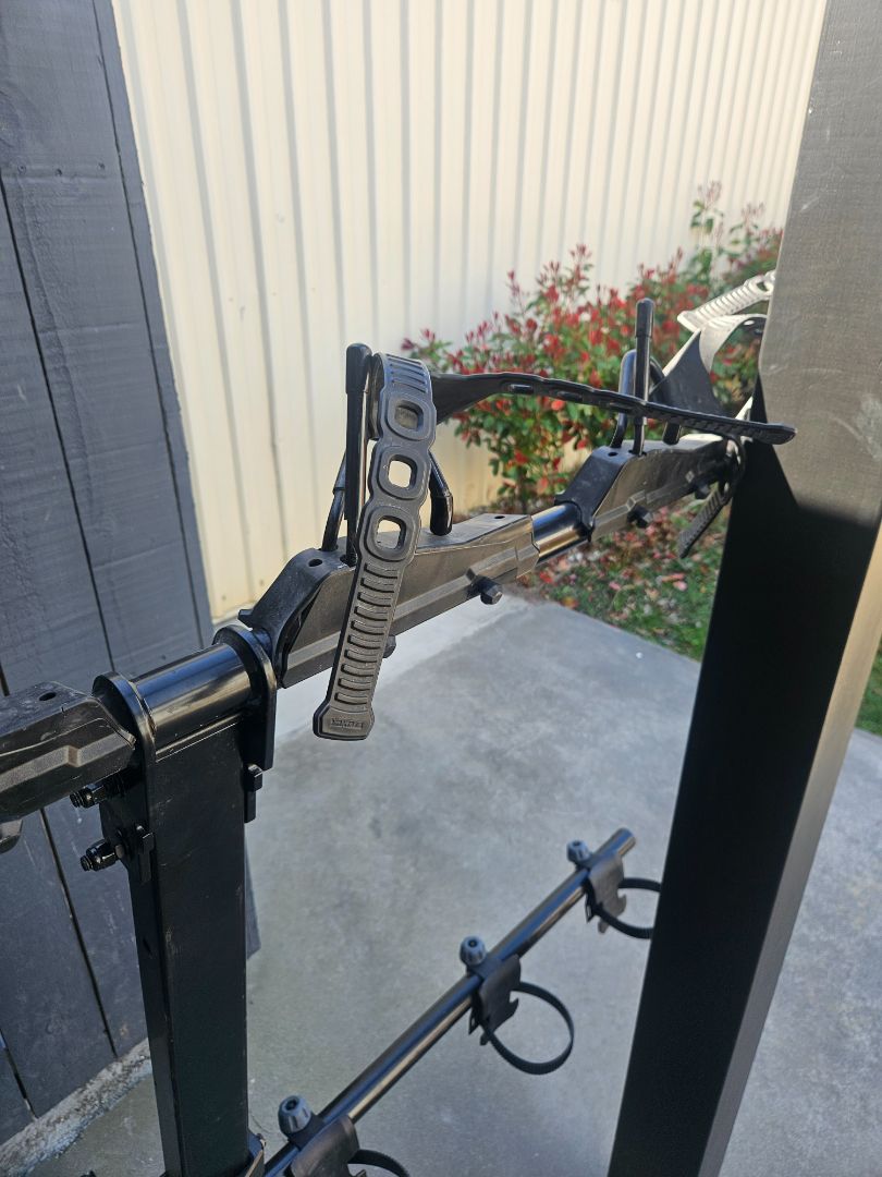 Black Yakima HangOver 6, 6-bike / 2 in hitch
