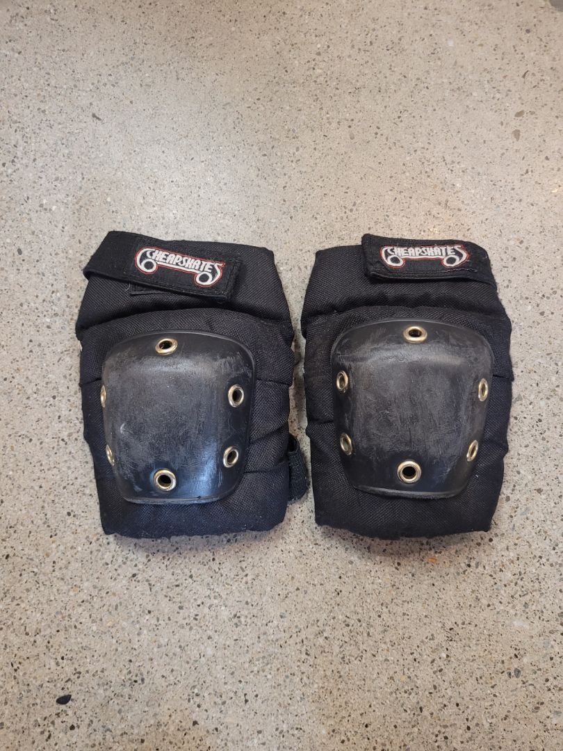 Black Cheapskates Knee Pads