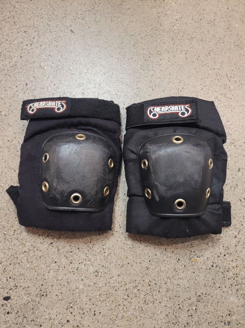 Black Cheapskates Knee Pads