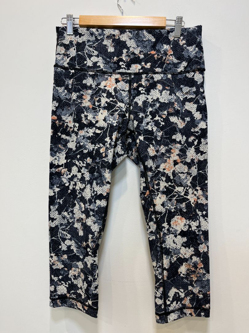 Lululemon 3/4 sports leggings, M/L