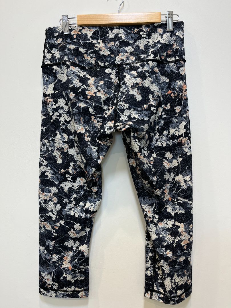 Lululemon 3/4 sports leggings, M/L
