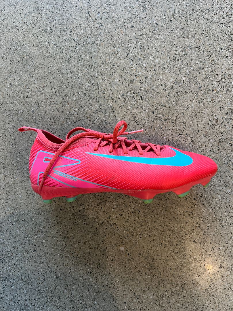 Red Nike Air Zoom Soccer boots, EU 37.5
