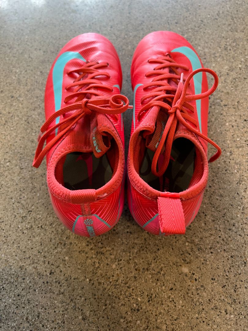 Red Nike Air Zoom Soccer boots, EU 37.5
