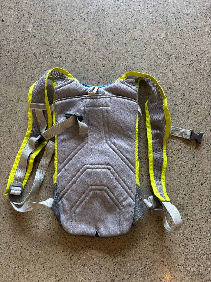 Blue/Yellow CamelBak kids hydration pack, 1.5L