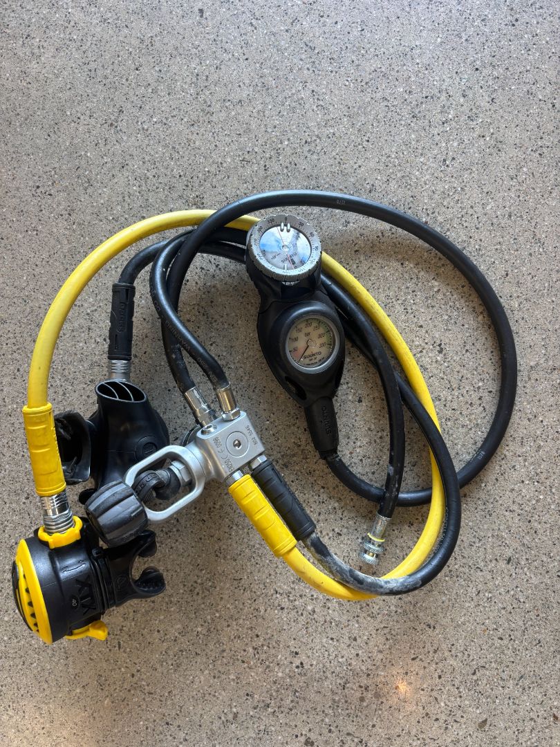 Black/Yellow Apeks Scuba Regulator Set, One Size