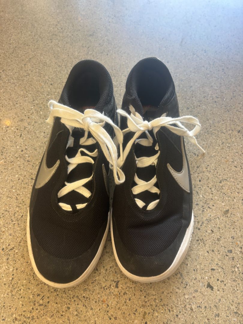 Black/White Nike Basketball Shoes, US 7.5 / EU 40.5