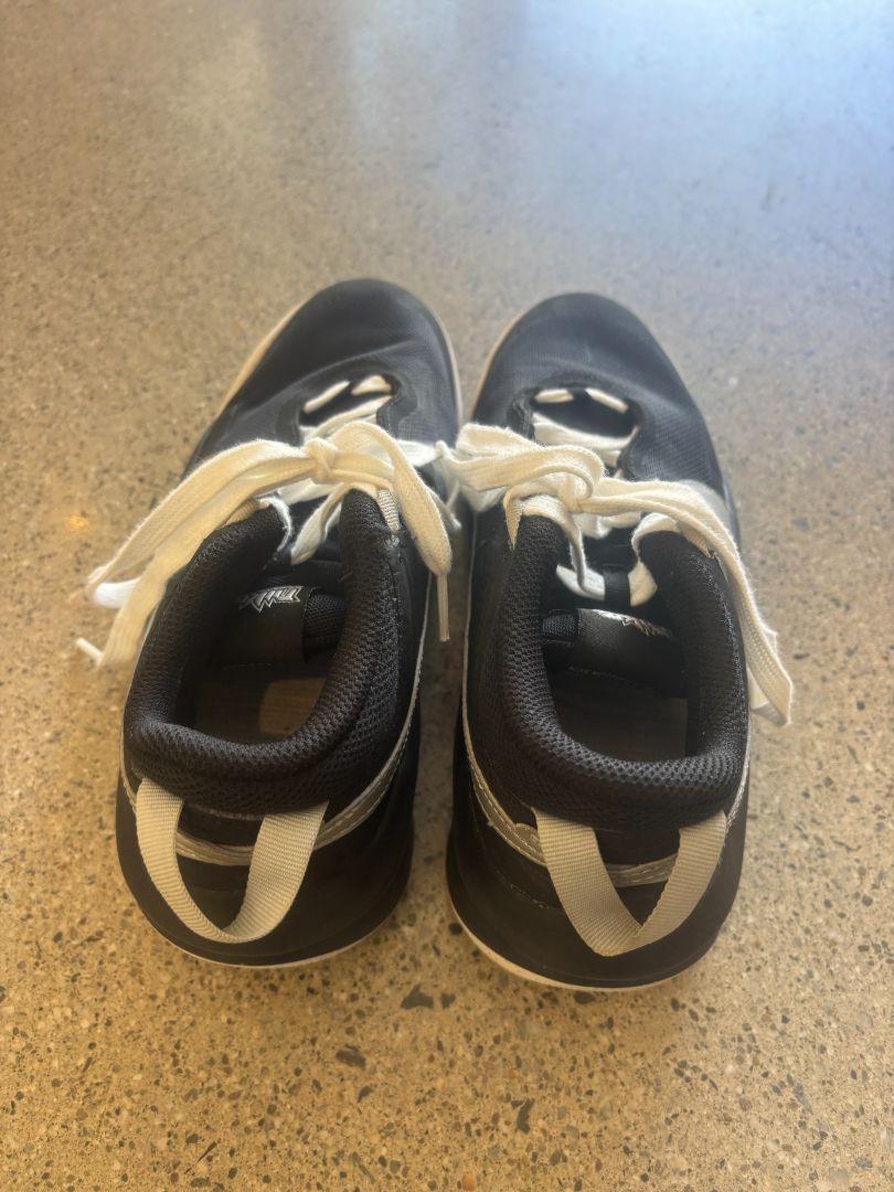 Black/White Nike Basketball Shoes, US 7.5 / EU 40.5