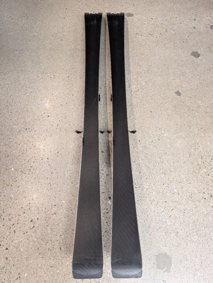 Black Völkl Flair SC Carbon, 158 cm