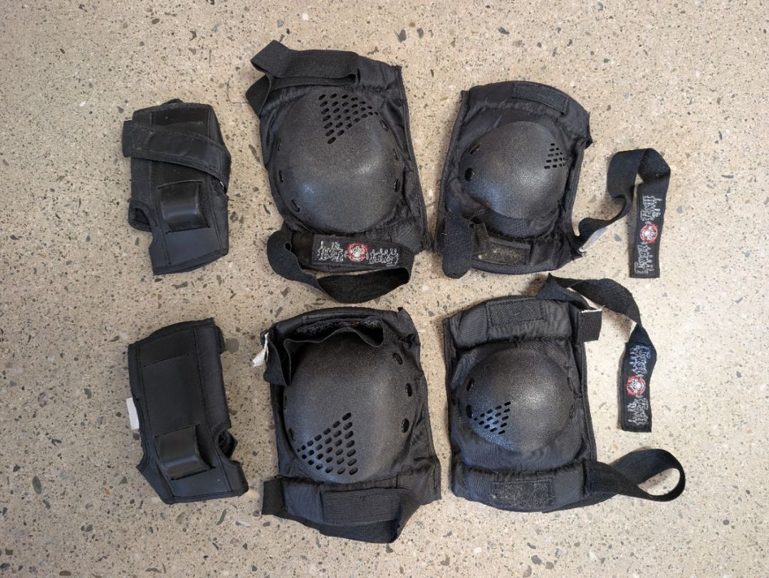 Black Last ... Knee Elbow Wrist, Youth/Small