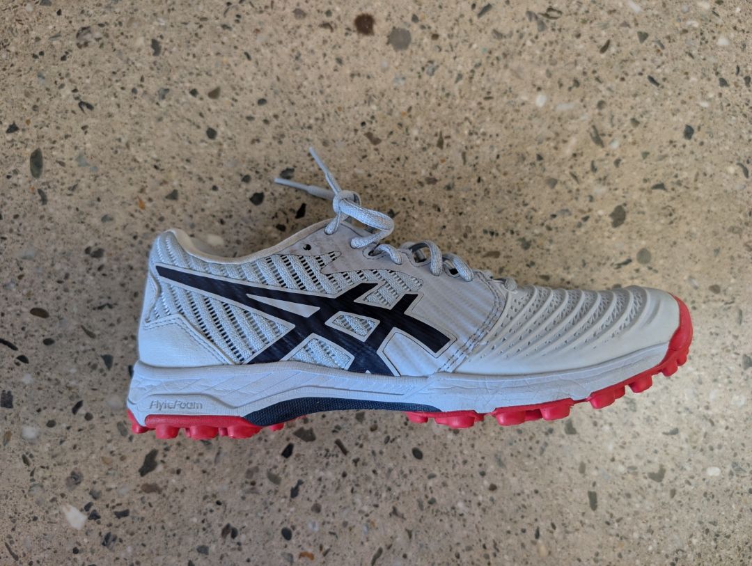 Light Grey/Red ASICS Field Ultimate FF, EU 39 / US 7.5