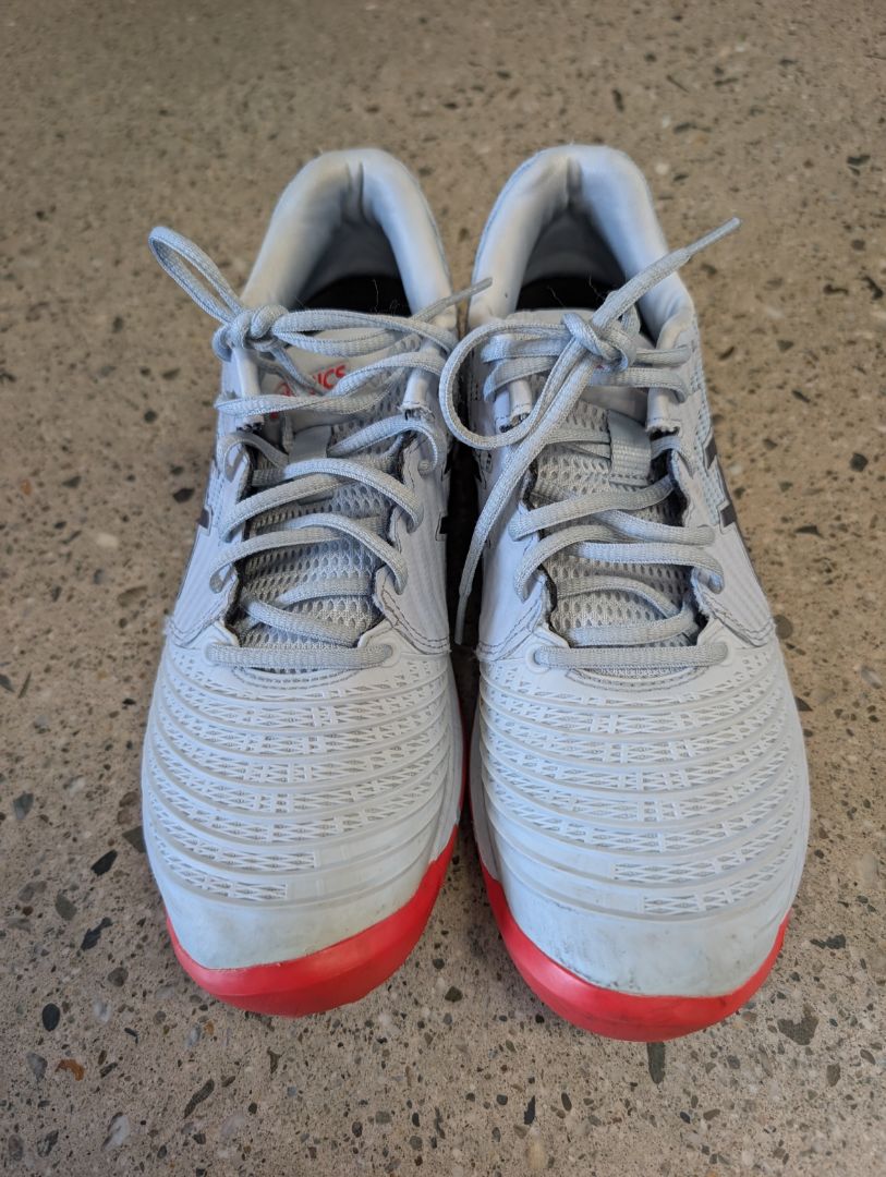 Light Grey/Red ASICS Field Ultimate FF, EU 39 / US 7.5