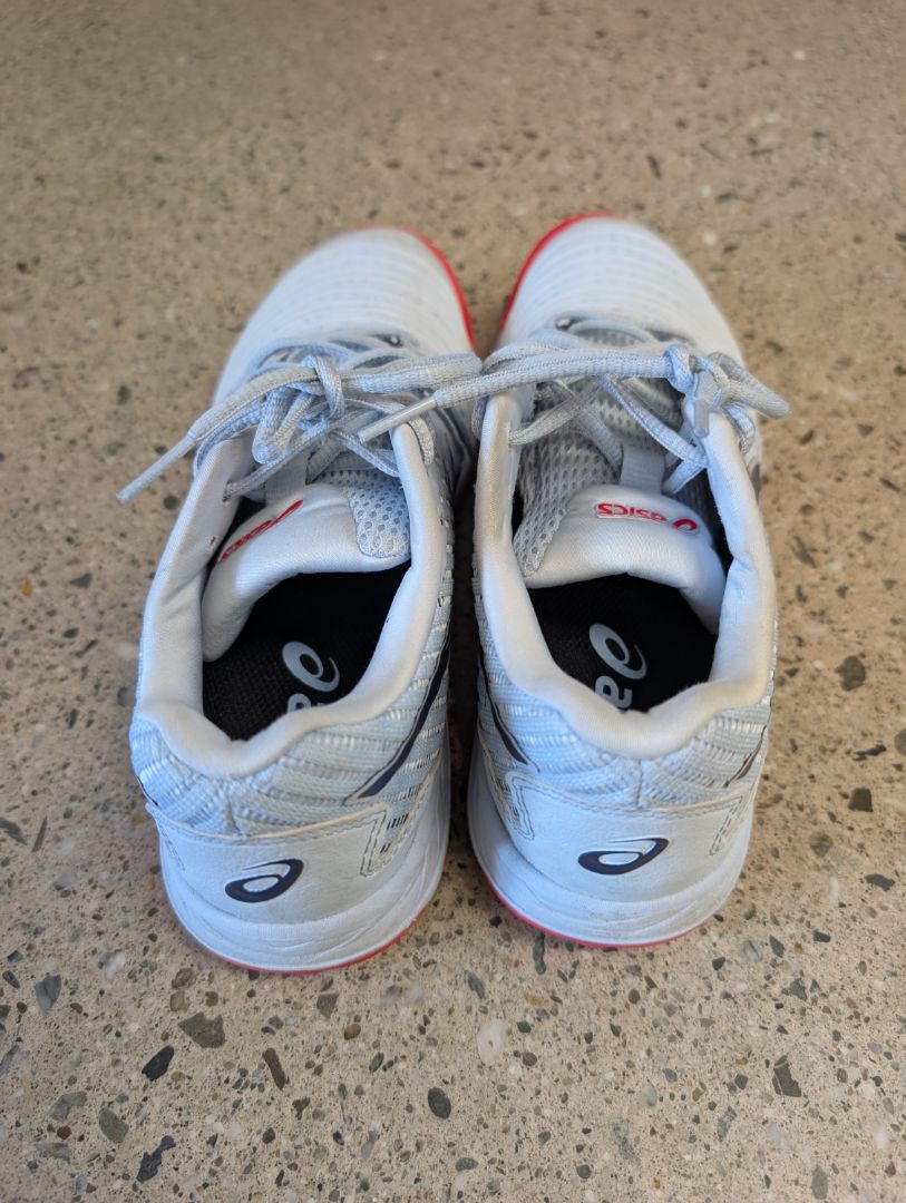 Light Grey/Red ASICS Field Ultimate FF, EU 39 / US 7.5