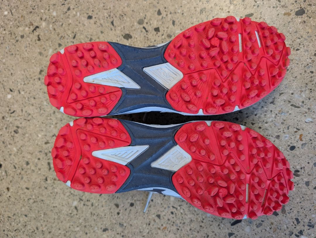 Light Grey/Red ASICS Field Ultimate FF, EU 39 / US 7.5