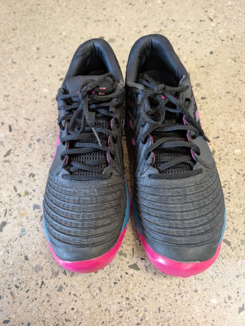 Black/Blue/Pink ASICS Field Ultimate, EU 40 / US 8.5