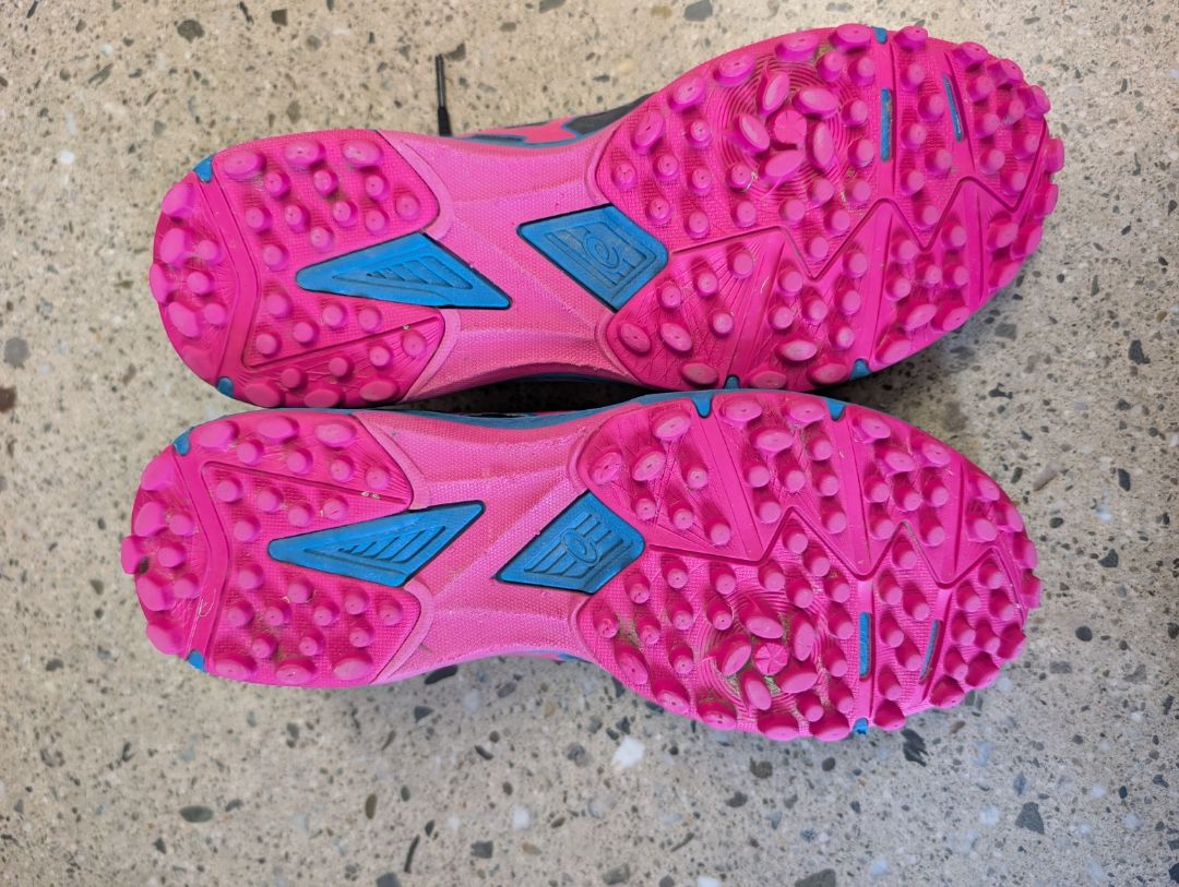 Black/Blue/Pink ASICS Field Ultimate, EU 40 / US 8.5