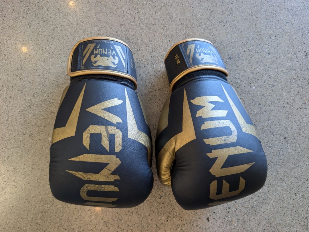 Black/Gold Venum Elite 16oz Gloves, 16oz