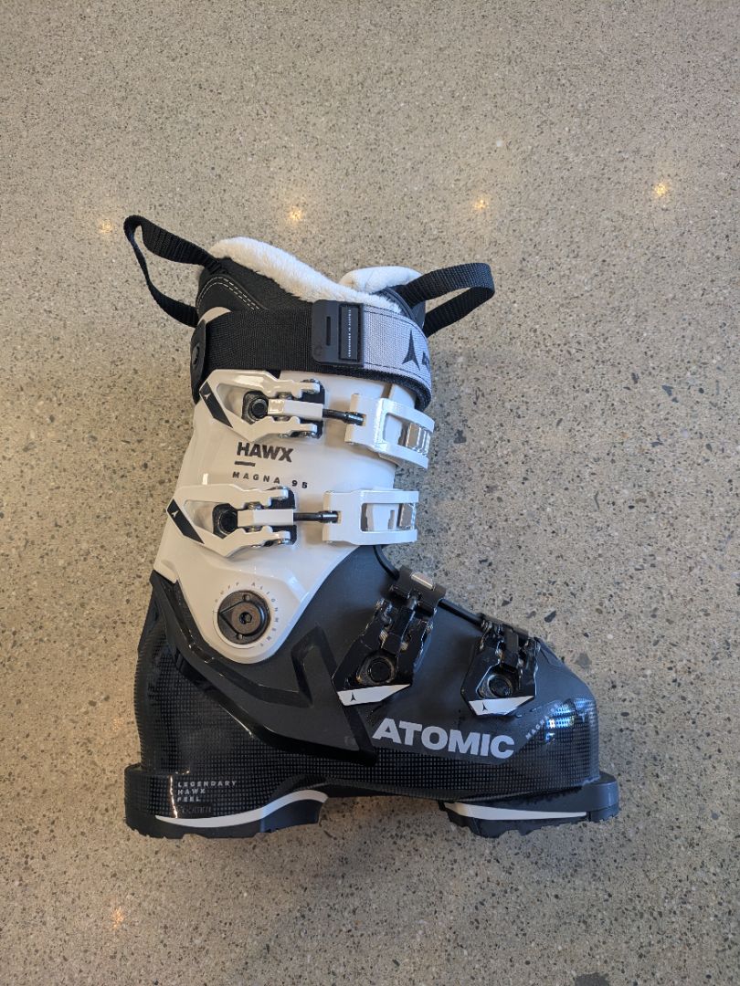 Black / White Atomic Hawx Magna 95 W, 22/22.5