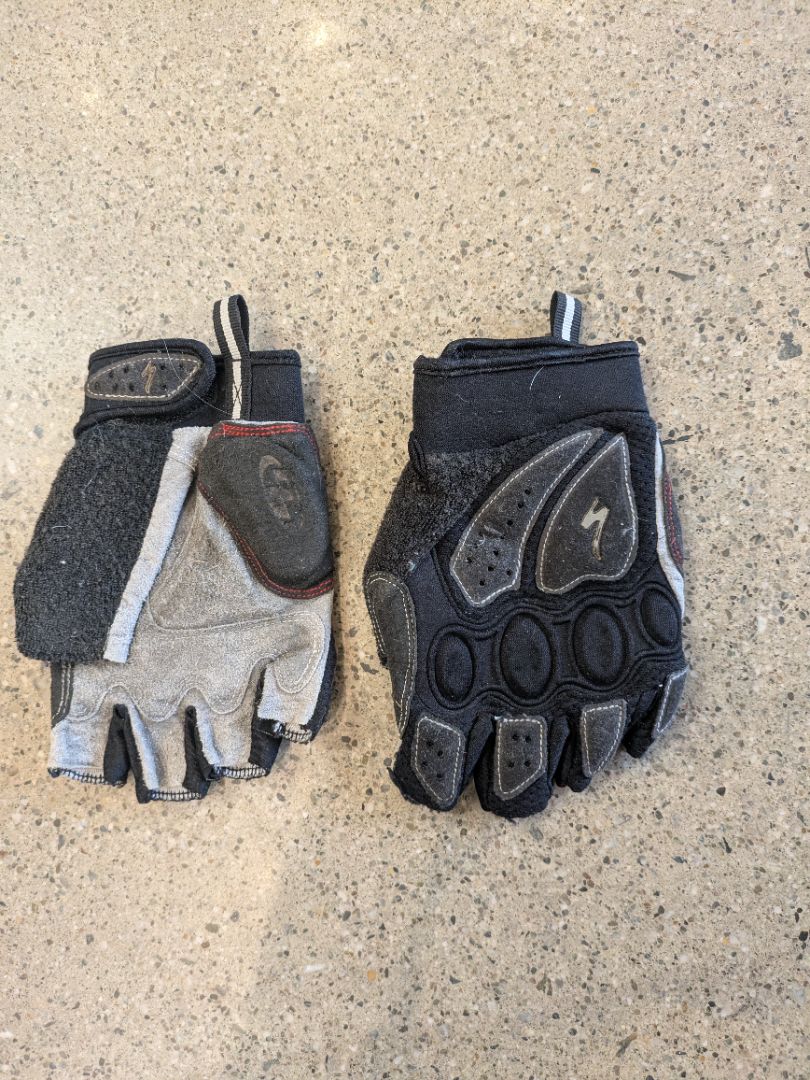 Black/Grey Specialized Body Geometry Cycling Gloves, L