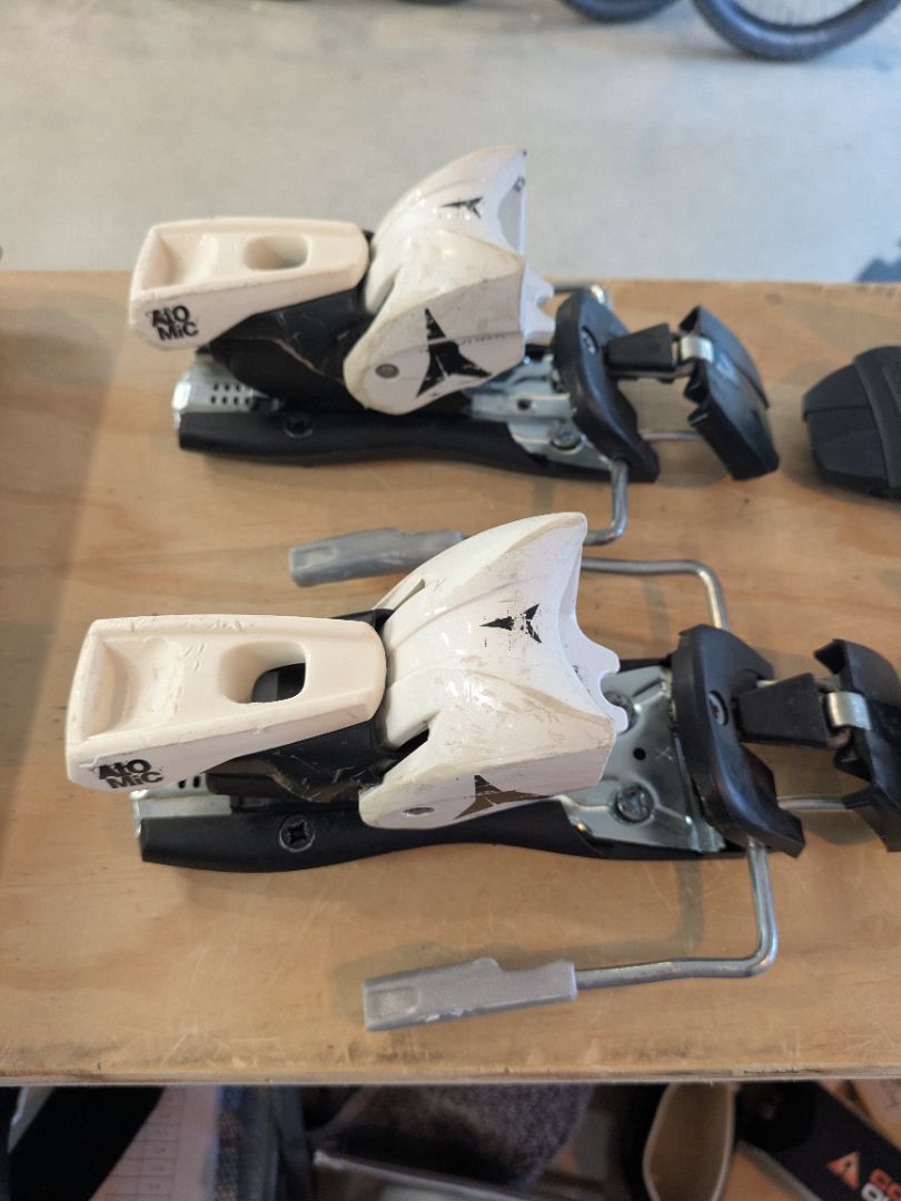 White/Black Atomic XTO 12 Bindings