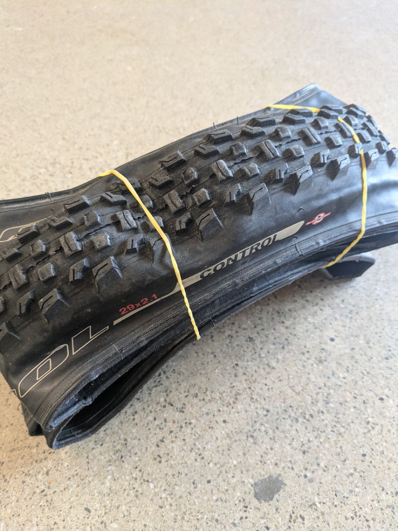 Black Specialized Ground Control, 29 x 2.1