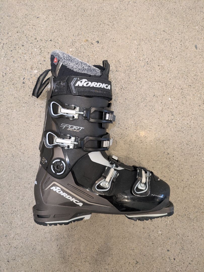 Black Nordica Sportmachine 85 W, 26.5