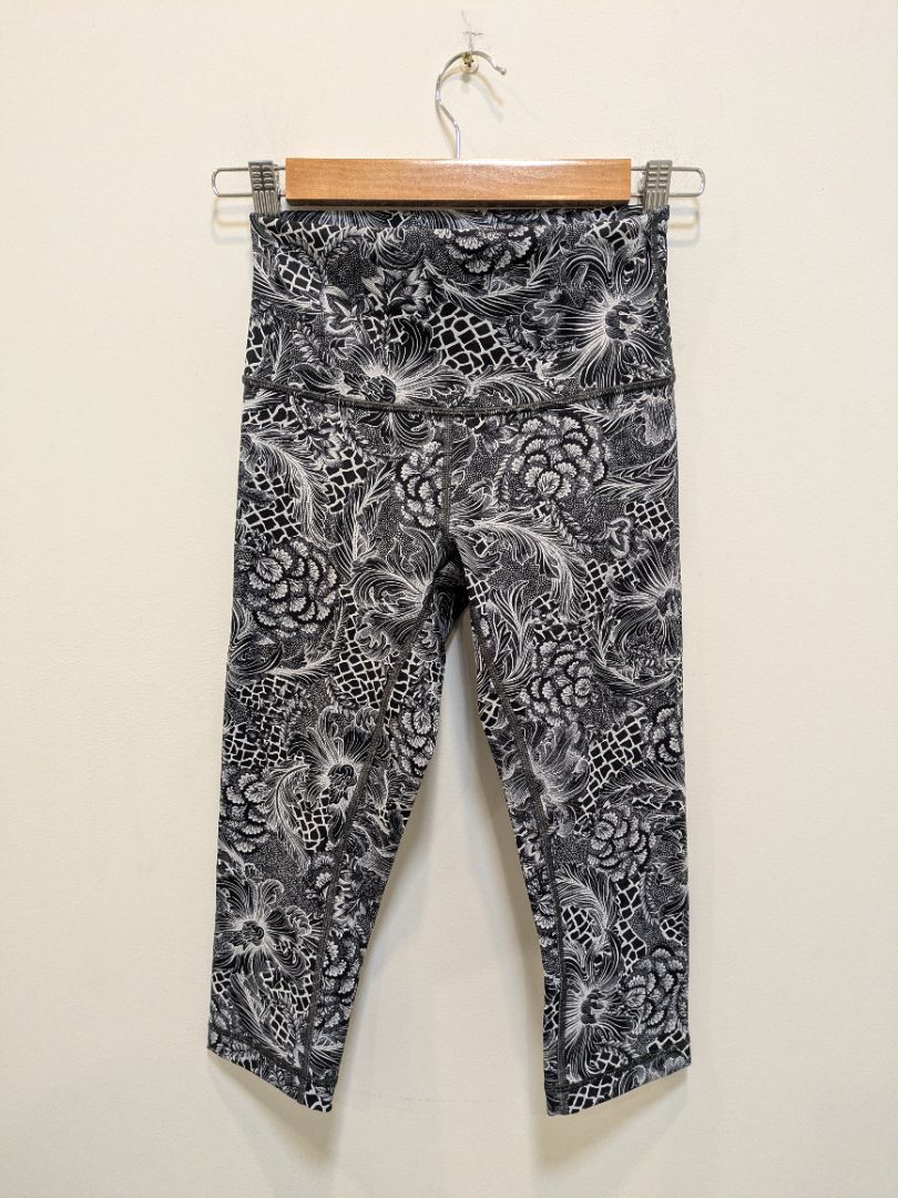 Black Lululemon Cropped Leggings, 4