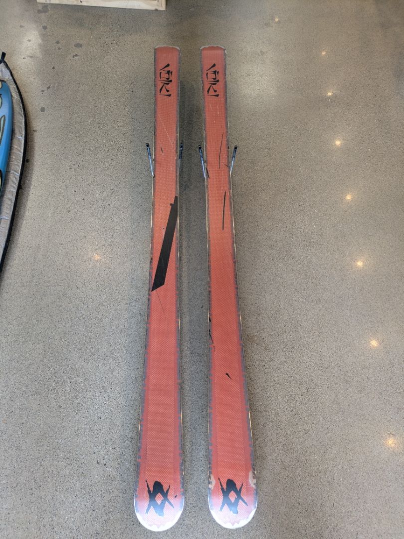 White Völkl Mantra 184, 184 cm