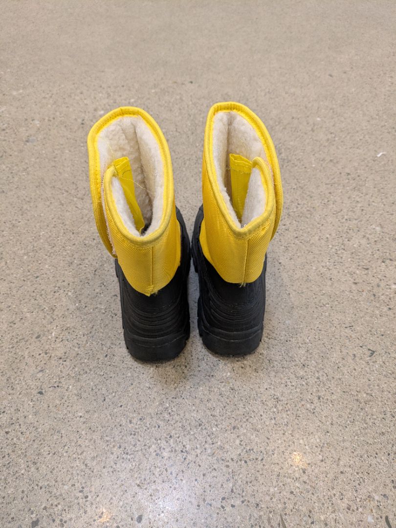 Yellow Young Original Snow Boots, EU 26
