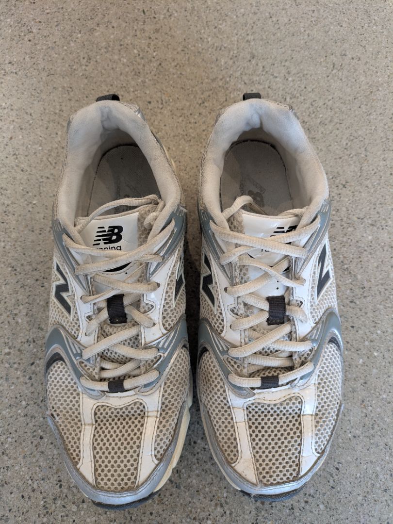 Grey New Balance 860, EU 37.5 (estimated)