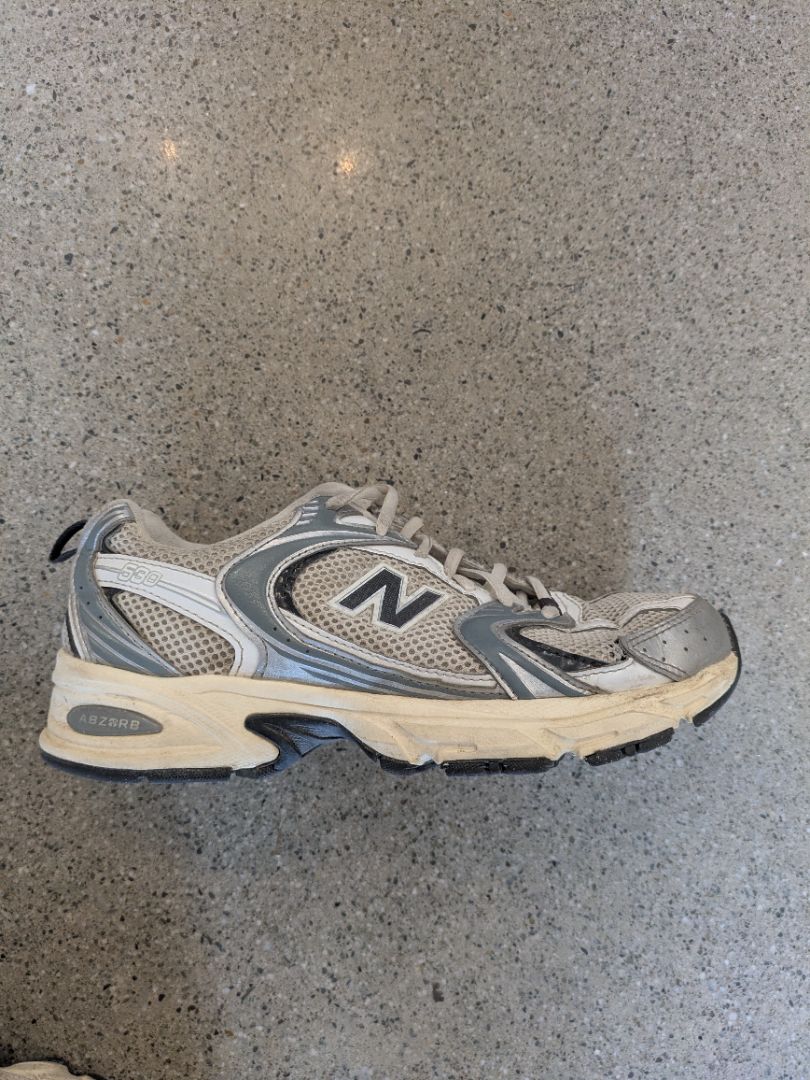 Grey New Balance 860, EU 37.5 (estimated)