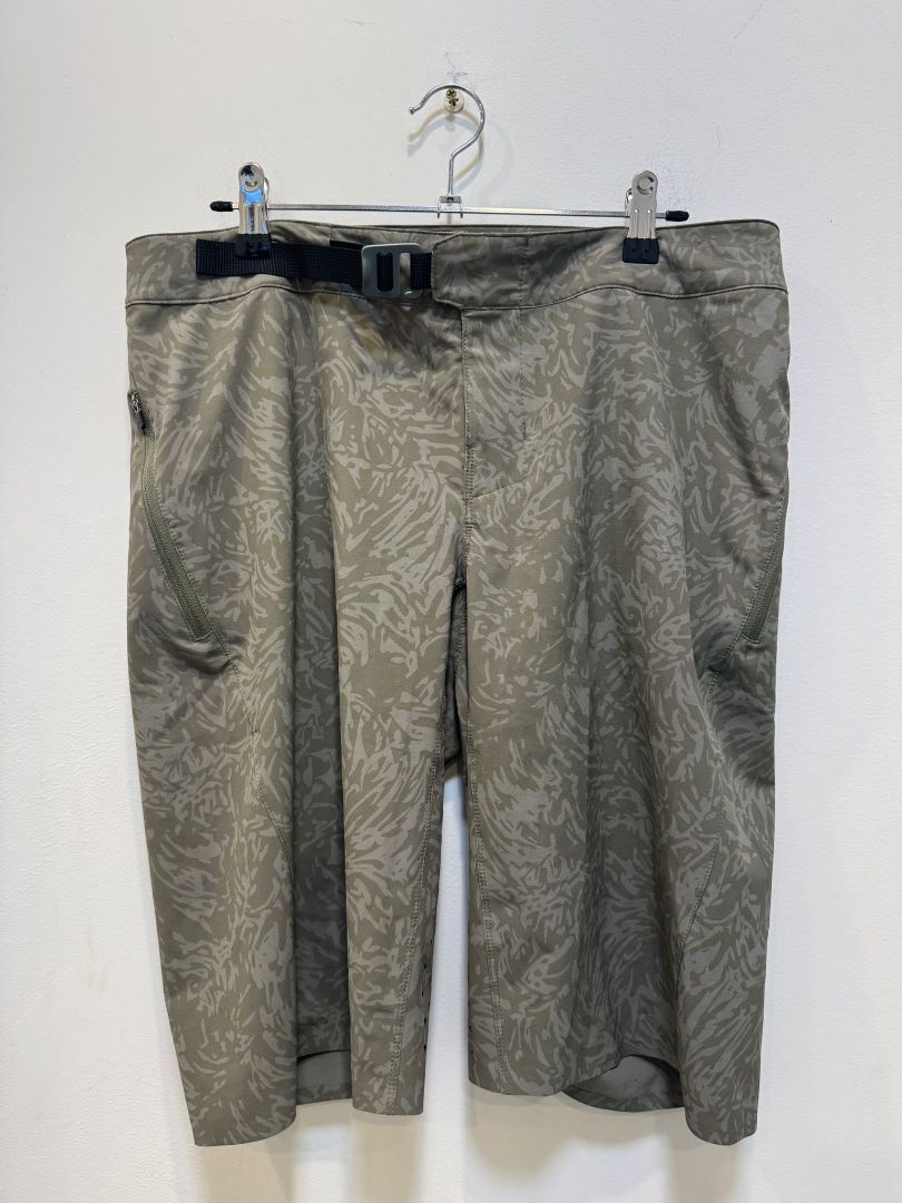 Grey Pearl Izumi Bike shorts, 32