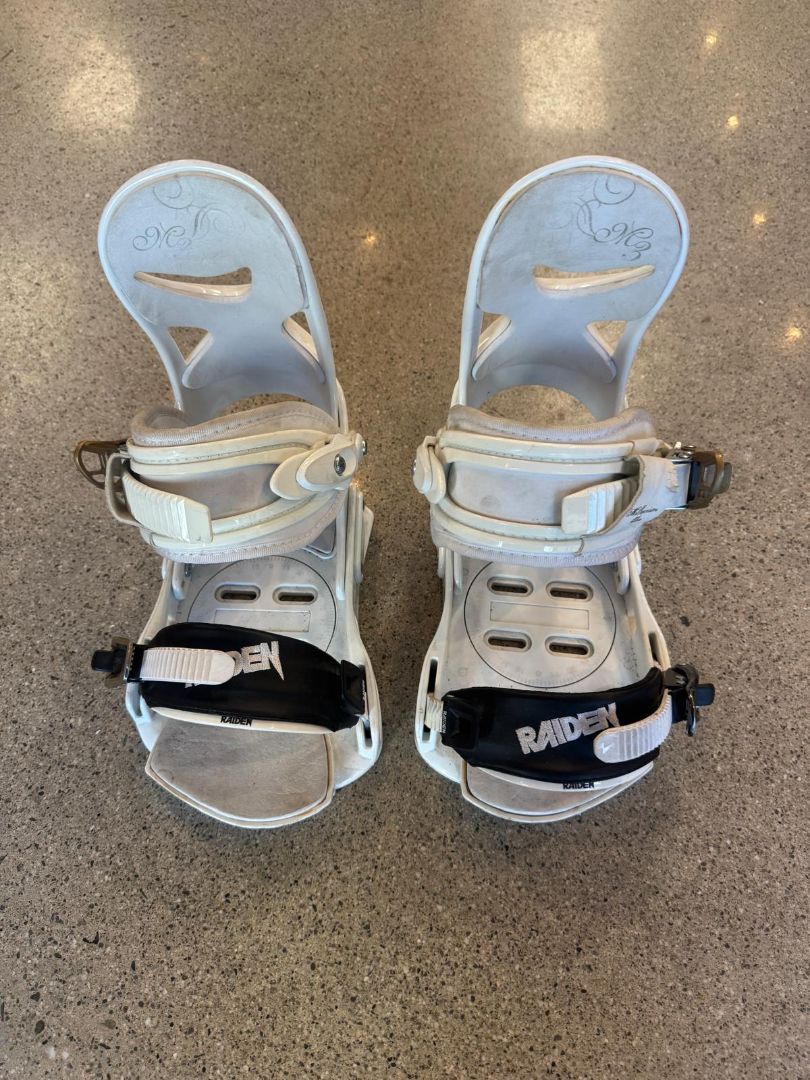 White Millenium Three Snowboard Bindings